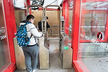 缆车使用地铁闸机，用地铁票进站