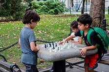 公园里小孩子下国际象棋